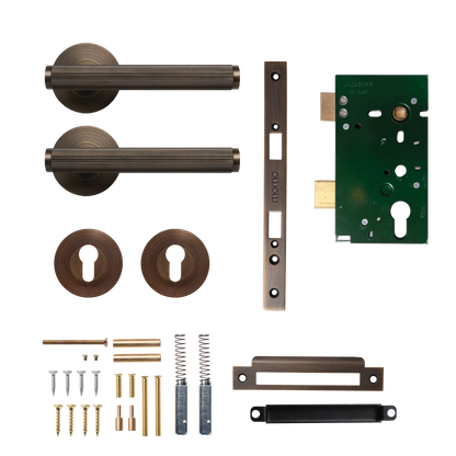 Momo Bellevue Solid Brass Lined Lever Entrance Set In Bronze