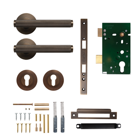 Momo Bellevue Solid Brass Lined Lever Entrance Set In Bronze