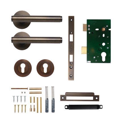 Momo Bellevue Solid Brass Plain Lever Entrance Set In Bronze